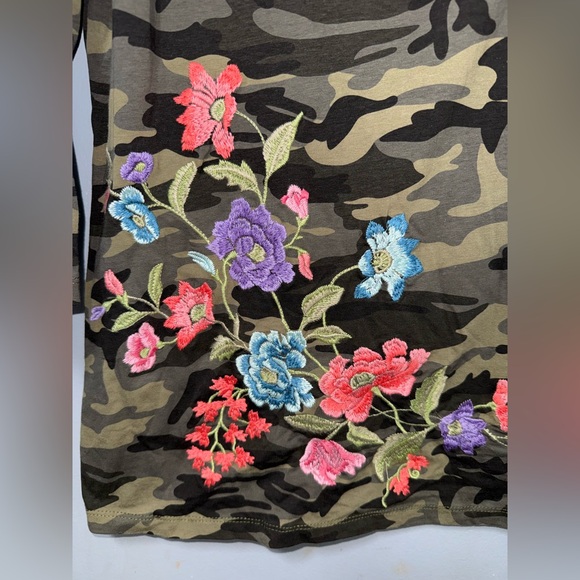 Paparazzi by Biz camo floral embroidered top size Large NWOT - Picture 3 of 9